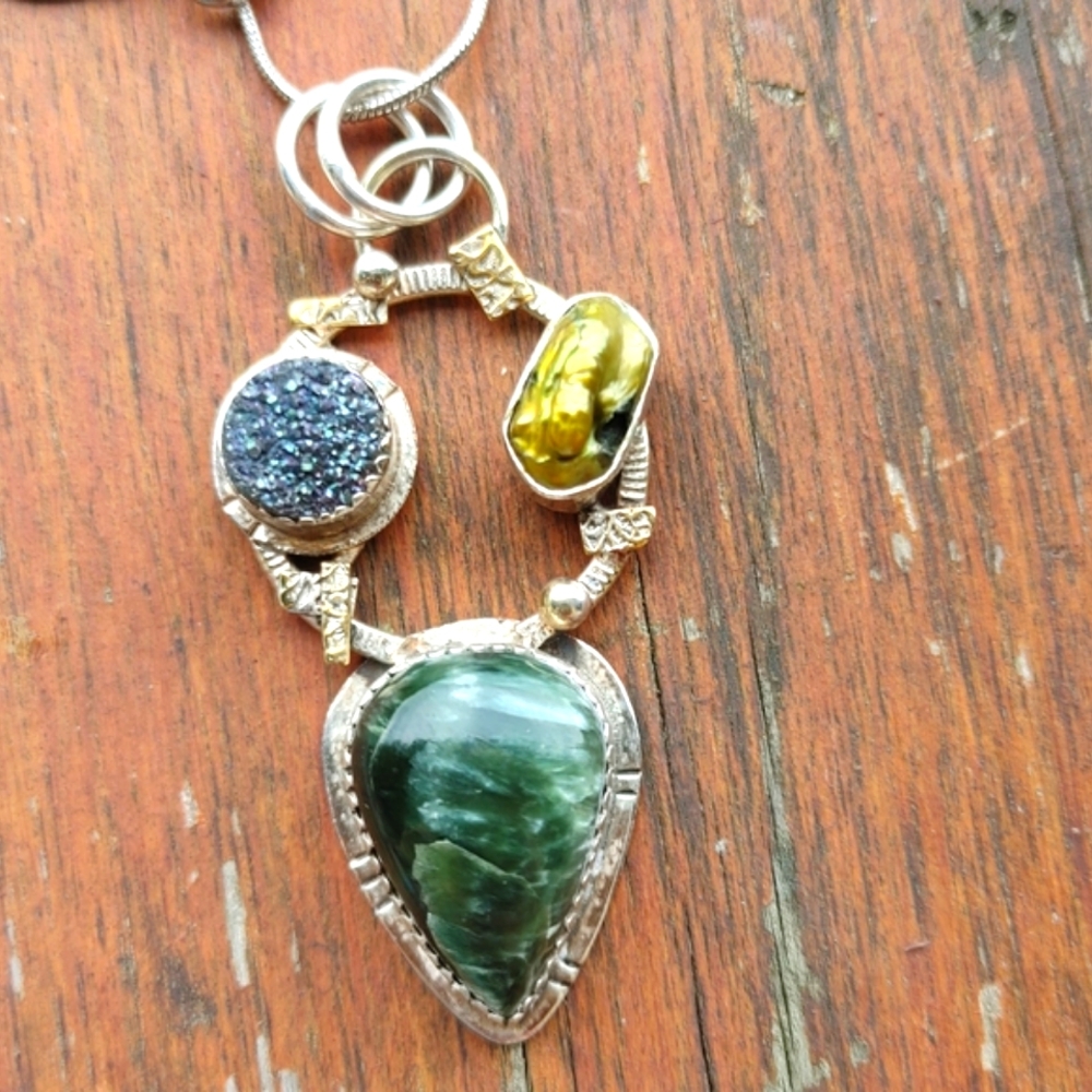 Seraphinite Art Piece Pendant in 925 Sterling Silver w/ Peridot Chain